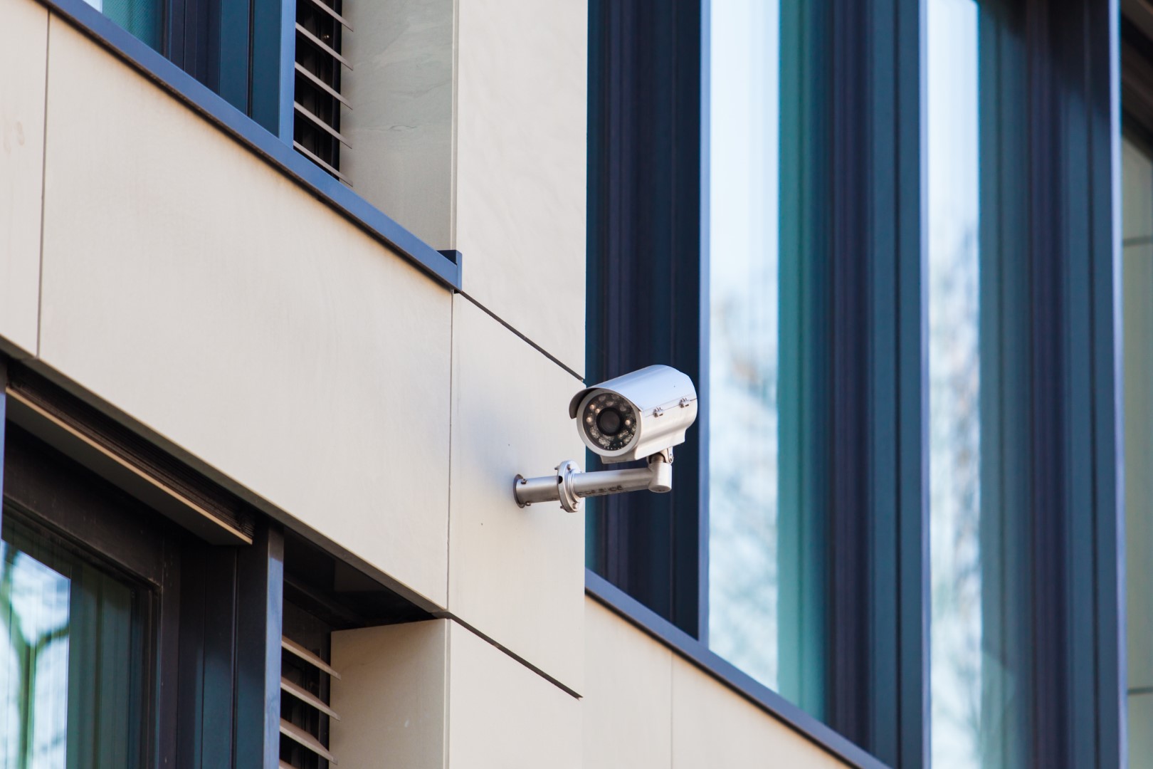 outdoor-security-cameras-blog-(large).jpg